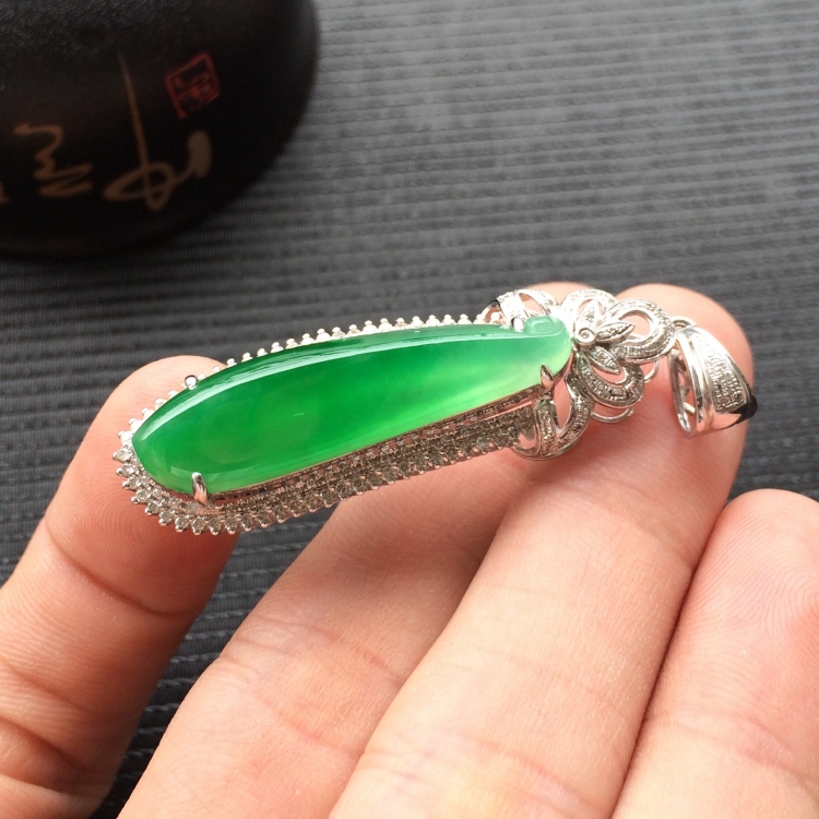 (超值推荐)冰种翠色镶白金钻石福瓜胸坠