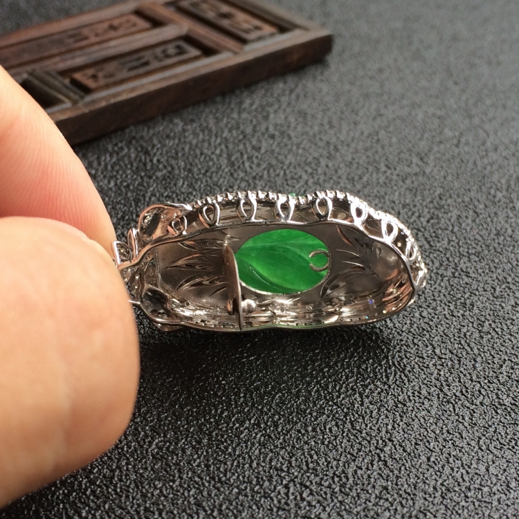 (超值推荐)糯冰种翠色镶白金钻石金枝玉叶胸坠