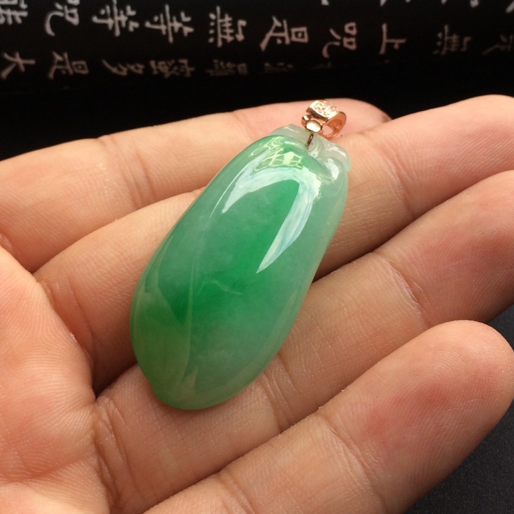 （超值推荐）糯冰种飘翠福瓜挂件