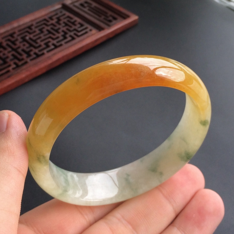 (超值推荐)糯冰种黄翡飘花贵妃镯(58.7mm-51.5mm)