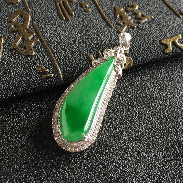 (超值推荐)糯冰种翠色镶白金钻石福瓜胸坠