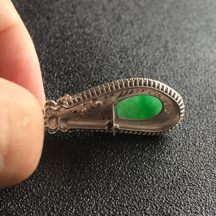 (超值推荐)糯冰种翠色镶白金钻石福瓜胸坠