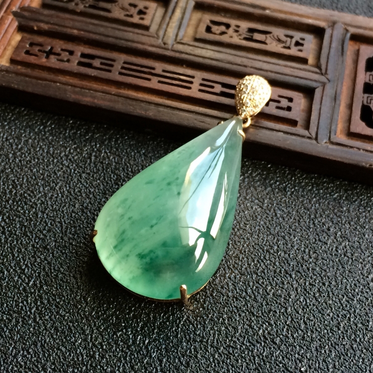 (超值推荐)冰种飘花镶玫瑰金钻石水滴胸坠