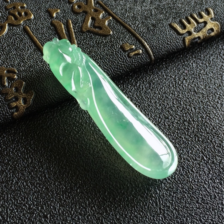 (超值推荐)冰种略飘翠福瓜挂件