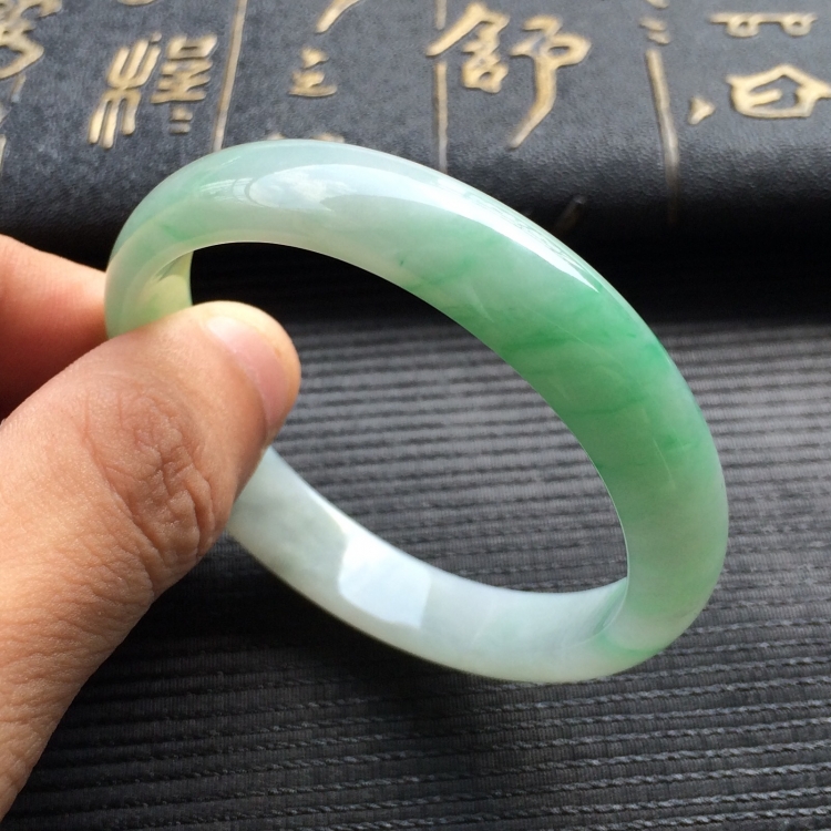 (超值推荐)糯冰种淡黄加绿贵妃手镯(54.1mm-42mm)