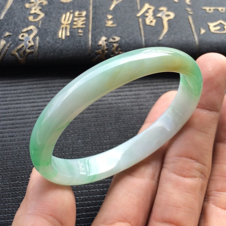 (超值推荐)糯冰种淡黄加绿贵妃手镯(54.1mm-42mm)