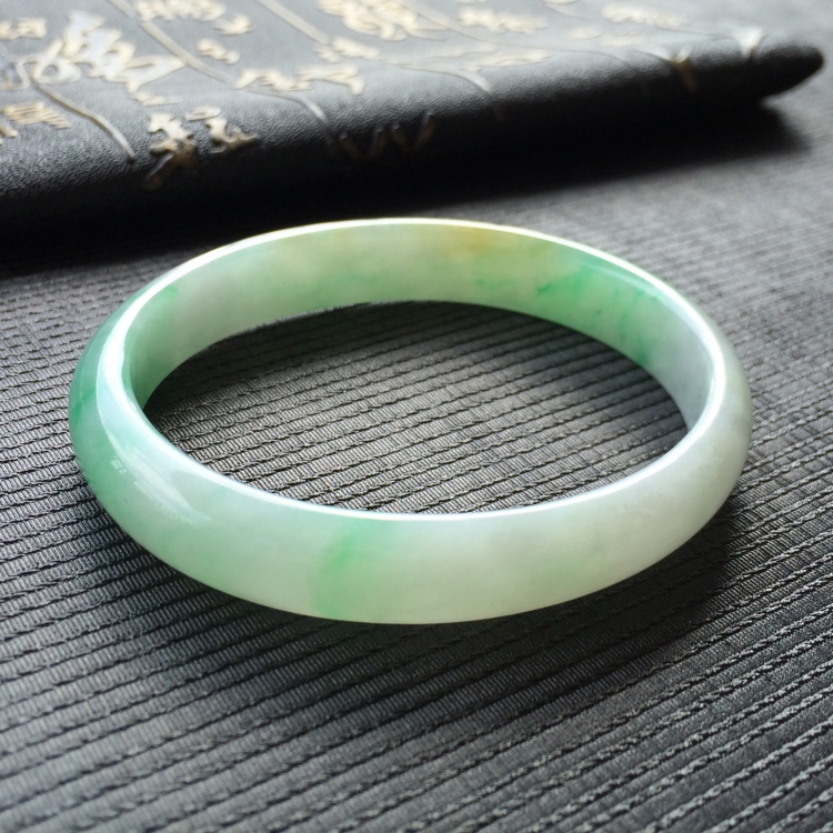 (超值推荐)糯冰种淡黄加绿贵妃手镯(54.1mm-42mm)