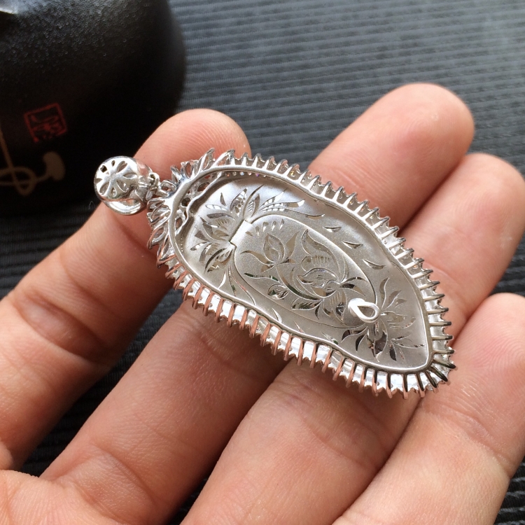 (超值推荐)冰种翠色镶白金钻石玉叶胸坠