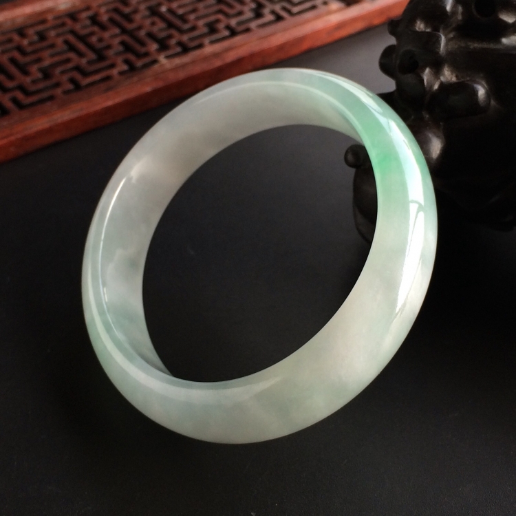 (超值推荐)糯冰种飘花贵妃镯(56mm-50mm)