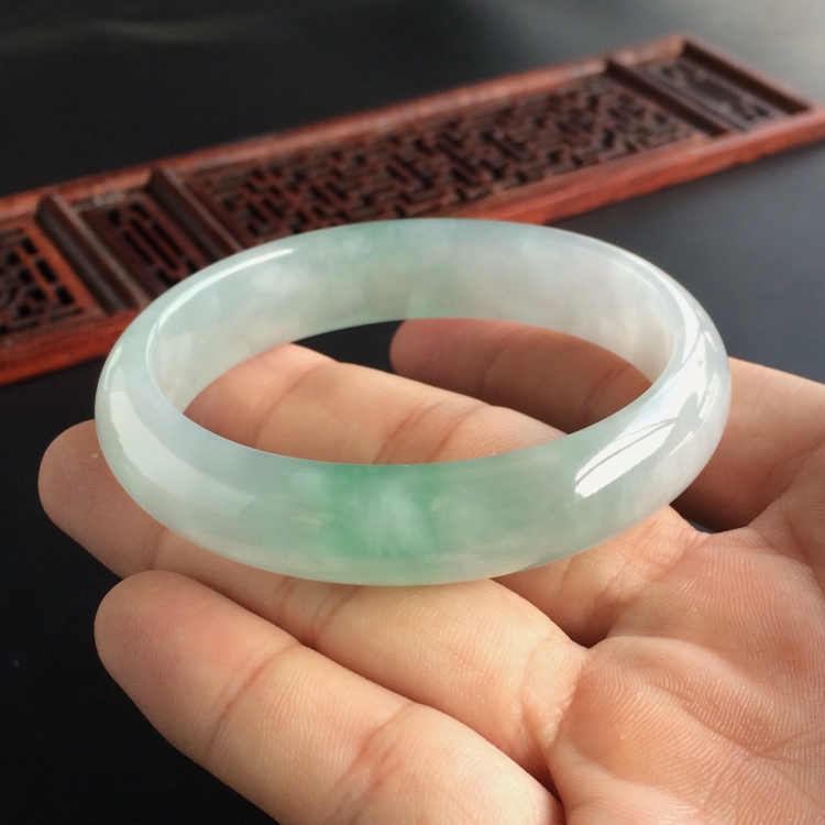 (超值推荐)糯冰种飘花贵妃镯(56mm-50mm)