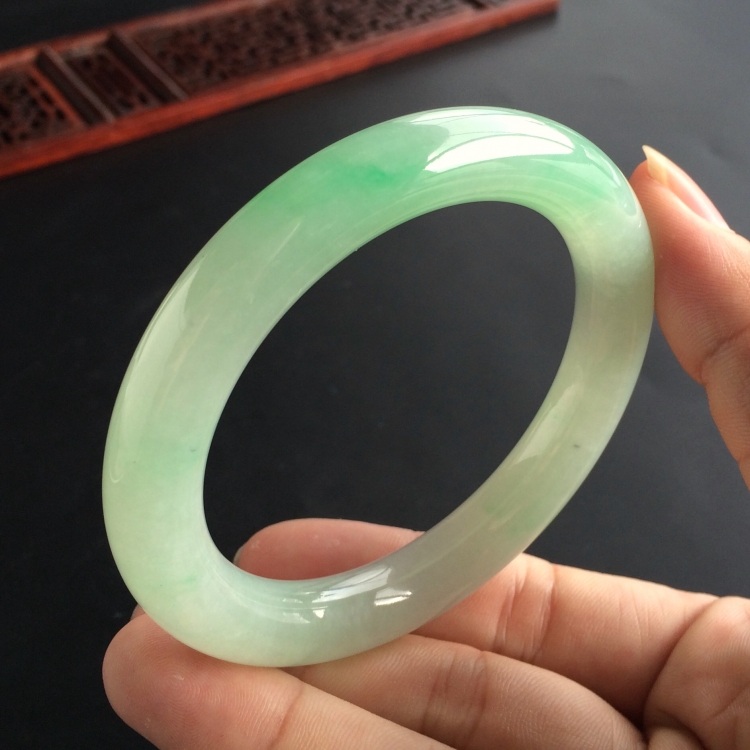 (超值推荐)糯冰种晴水略飘翠圆条手镯(58.3mm)