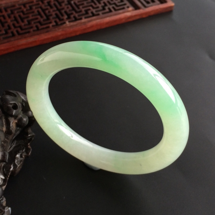 (超值推荐)糯冰种晴水略飘翠圆条手镯(58.3mm)