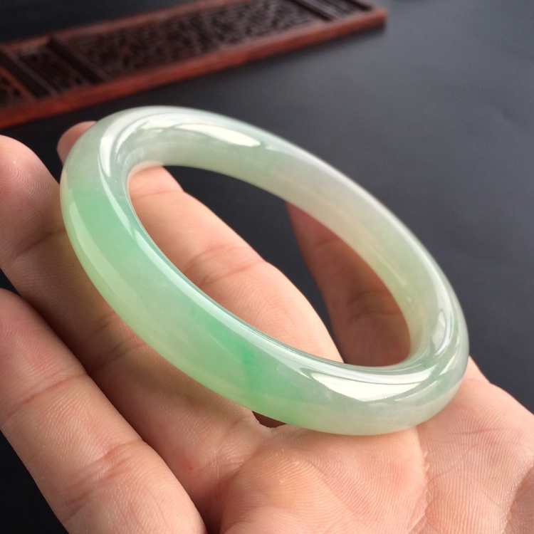 (超值推荐)糯冰种晴水略飘翠圆条手镯(58.3mm)