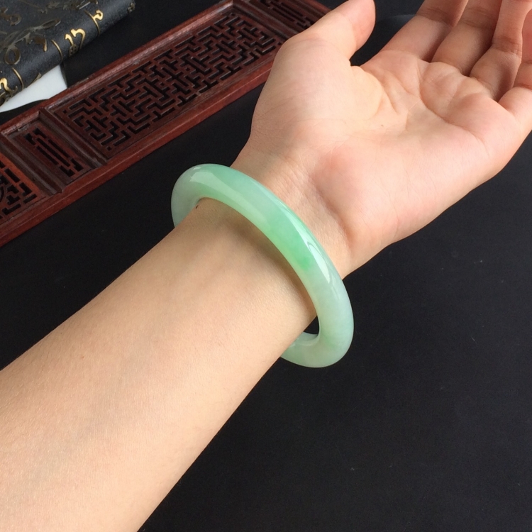 (超值推荐)糯冰种晴水略飘翠圆条手镯(58.3mm)