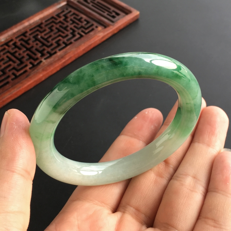 (超值推荐)糯冰种飘花圆条手镯(55.2mm)