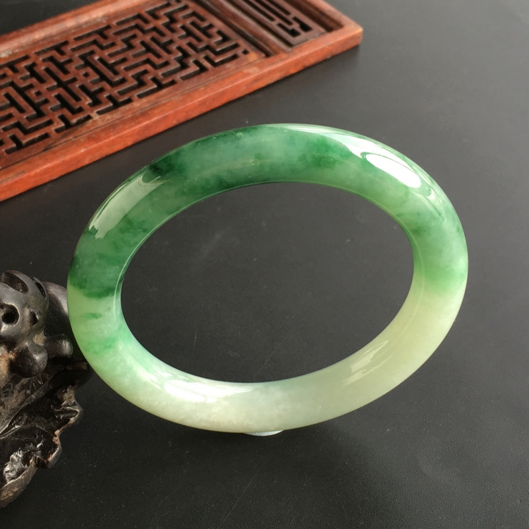 (超值推荐)糯冰种飘花圆条手镯(55.2mm)