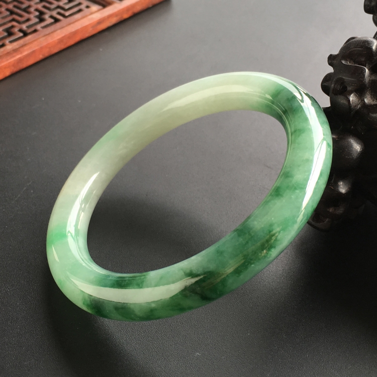 (超值推荐)糯冰种飘花圆条手镯(55.2mm)
