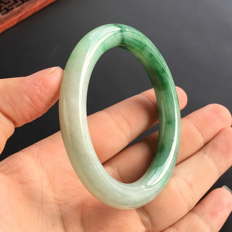 (超值推荐)糯冰种飘花圆条手镯(55.2mm)