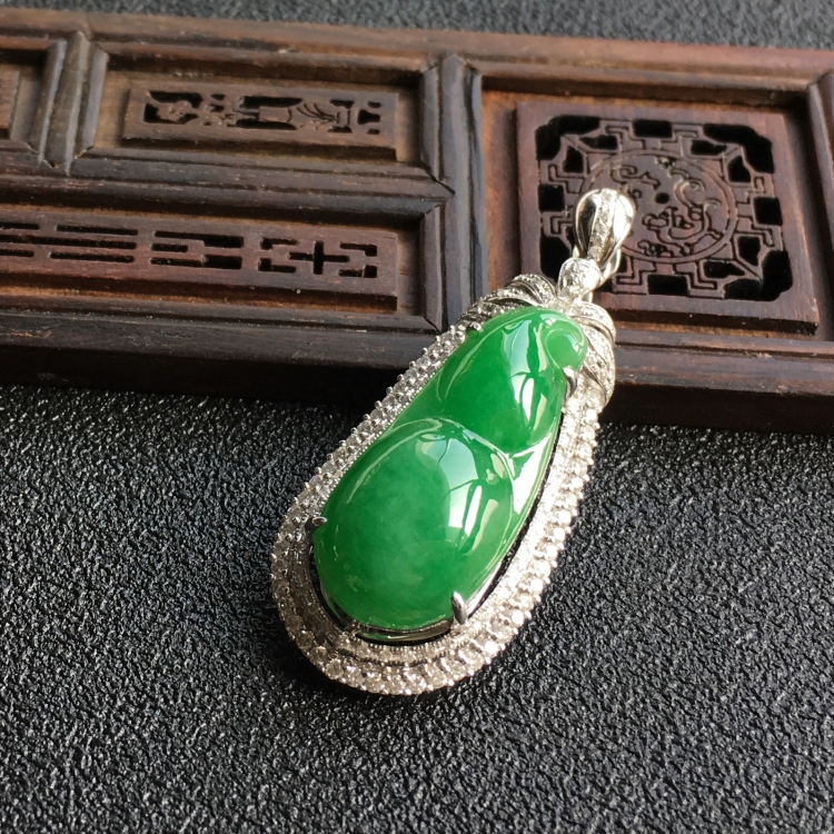(超值推荐)糯冰种翠色镶白金钻石福豆胸坠