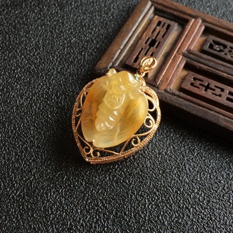 (超值推荐)糯冰种黄翡镶玫瑰金钻石福运胸坠