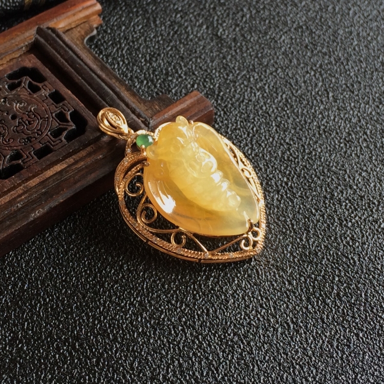 (超值推荐)糯冰种黄翡镶玫瑰金钻石福运胸坠