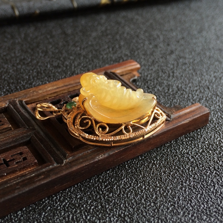 (超值推荐)糯冰种黄翡镶玫瑰金钻石福运胸坠
