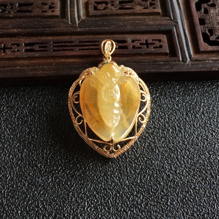(超值推荐)糯冰种黄翡镶玫瑰金钻石福运胸坠