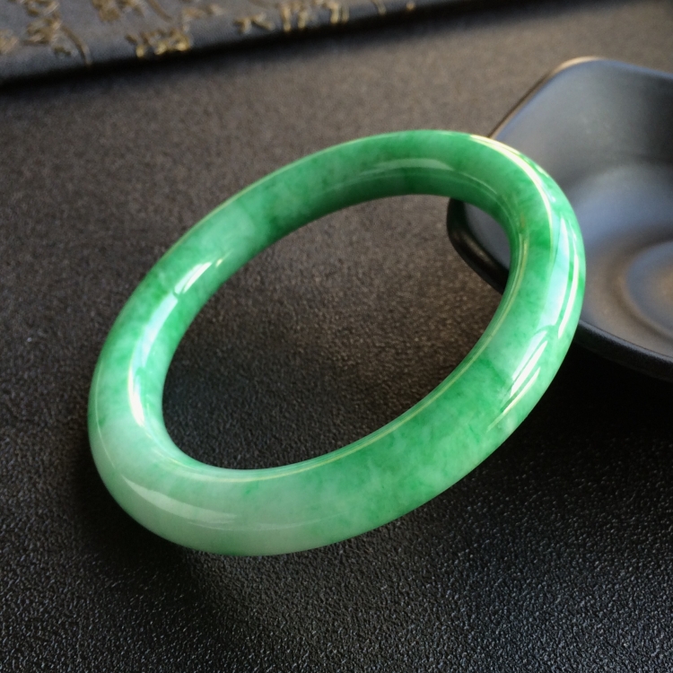 (超值推荐)糯冰种飘翠圆条手镯(57.2mm)