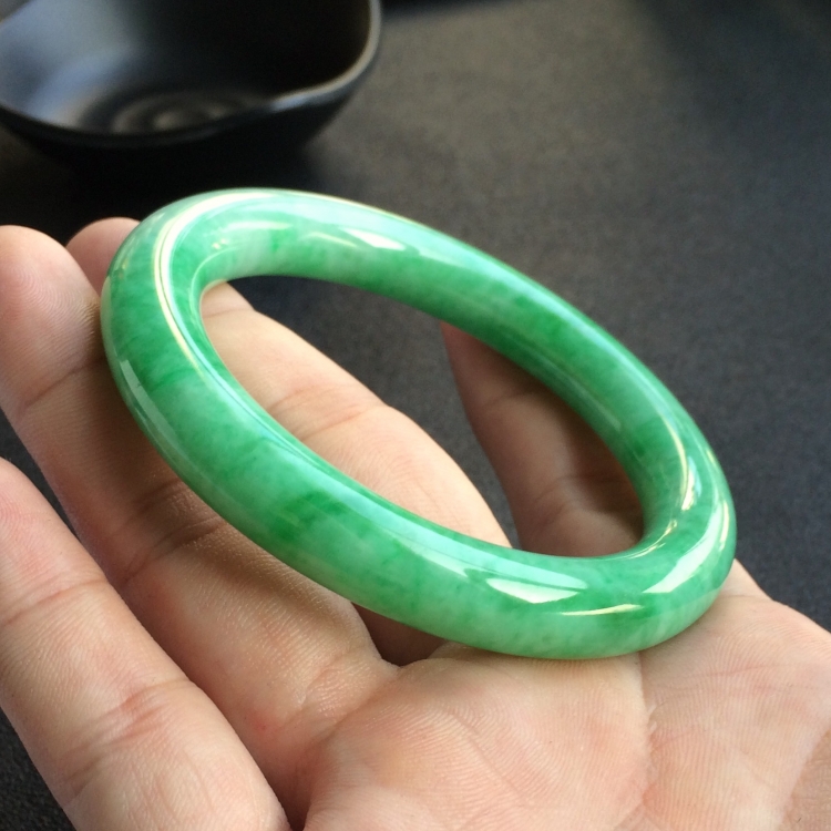 (超值推荐)糯冰种飘翠圆条手镯(57.2mm)