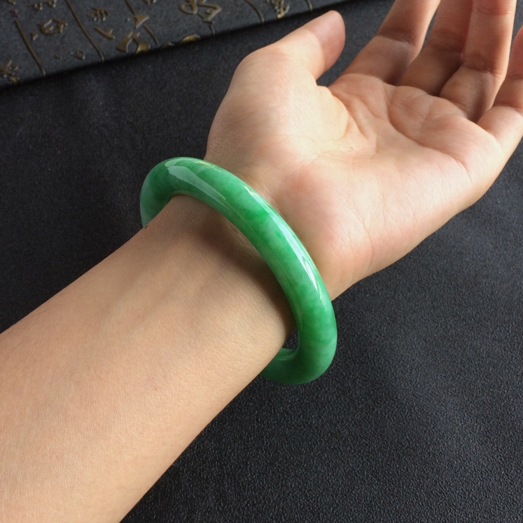 (超值推荐)糯冰种飘翠圆条手镯(57.2mm)