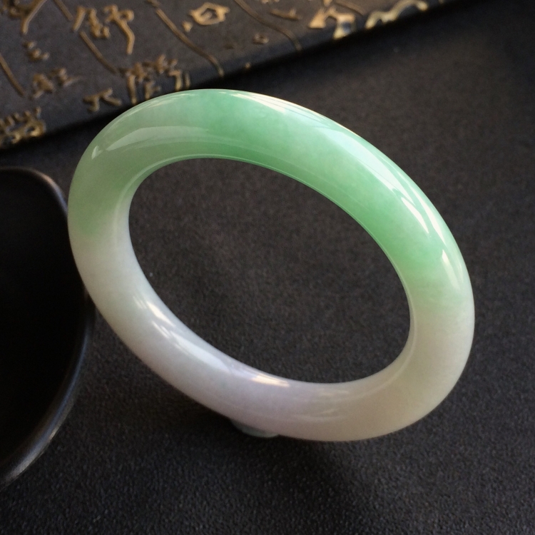 (超值推荐)糯冰种绿晴水圆条手镯(55.5mm)