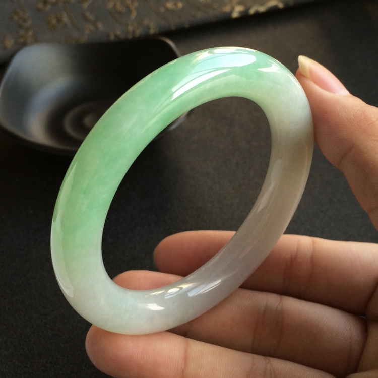 (超值推荐)糯冰种绿晴水圆条手镯(55.5mm)