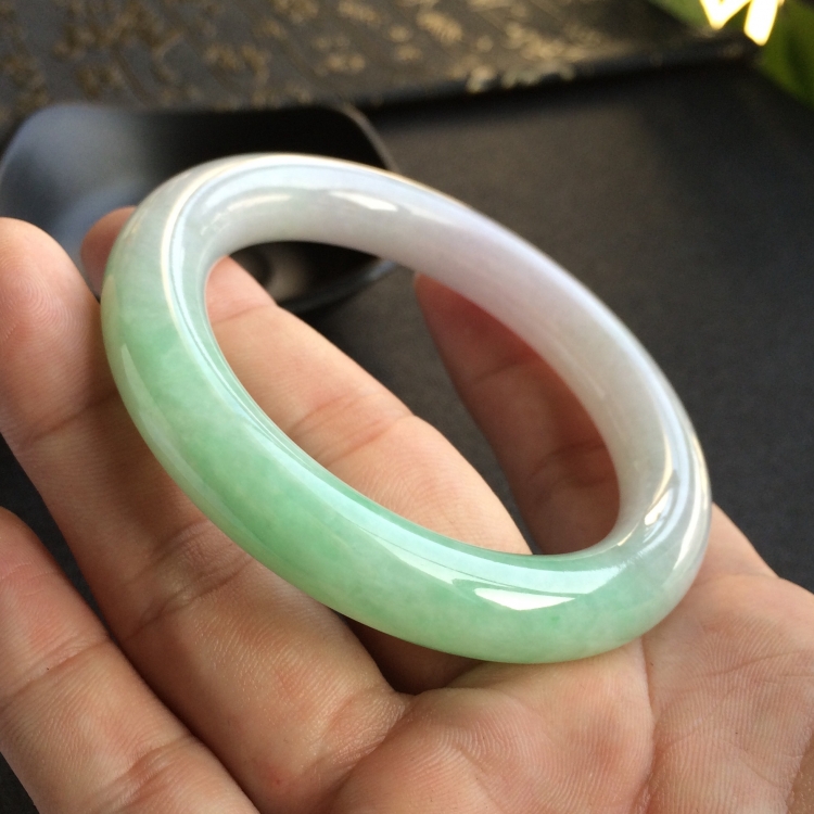 (超值推荐)糯冰种绿晴水圆条手镯(55.5mm)
