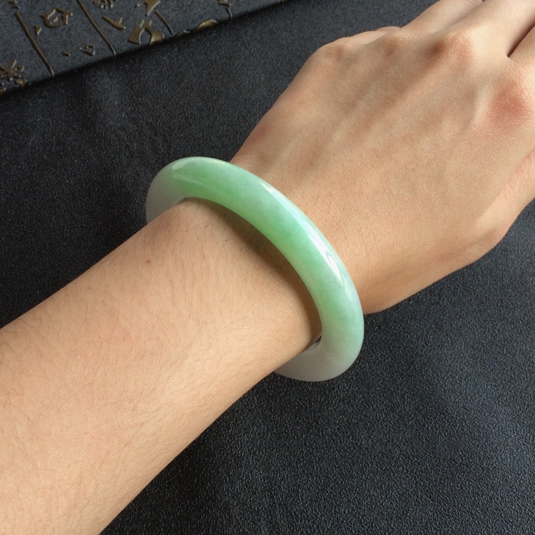 (超值推荐)糯冰种绿晴水圆条手镯(55.5mm)