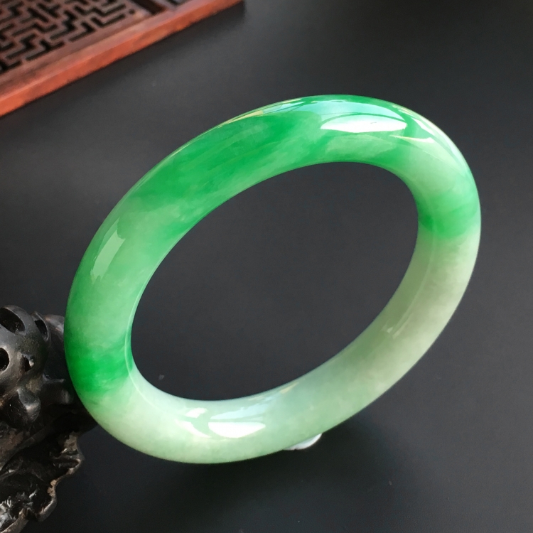 (超值推荐)糯冰种飘翠圆条手镯(56.5mm)