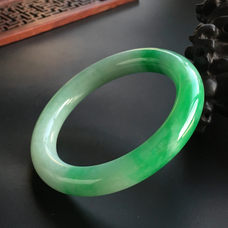 (超值推荐)糯冰种飘翠圆条手镯(56.5mm)