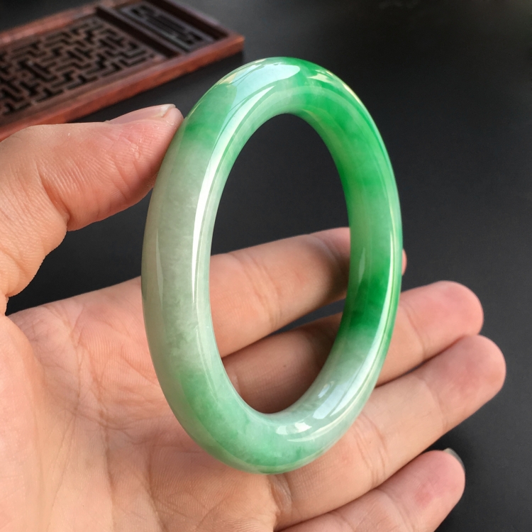 (超值推荐)糯冰种飘翠圆条手镯(56.5mm)