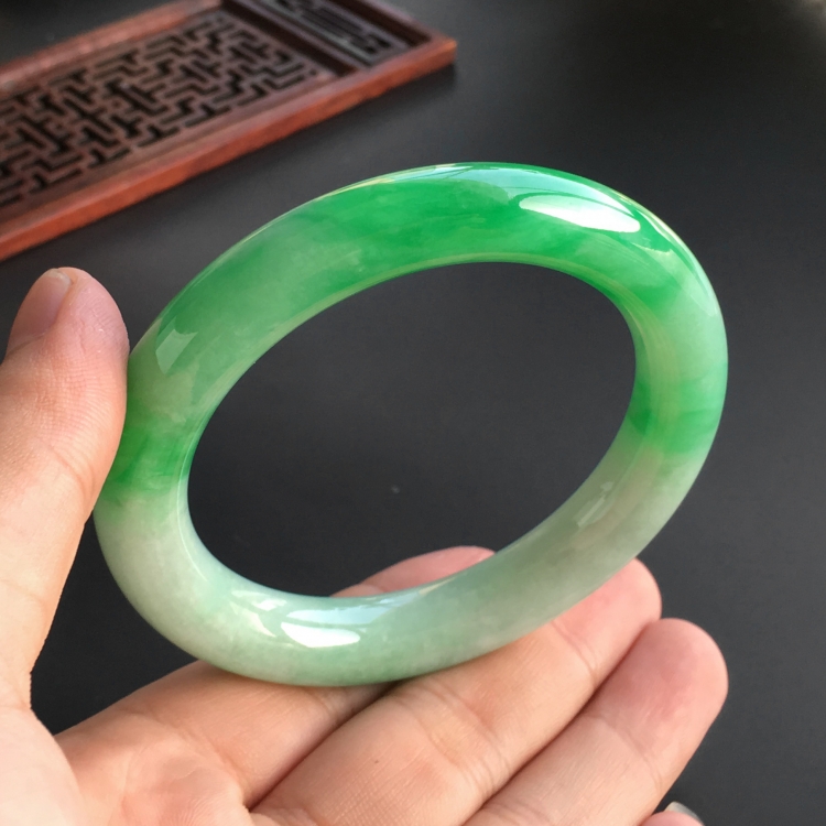 (超值推荐)糯冰种飘翠圆条手镯(56.5mm)