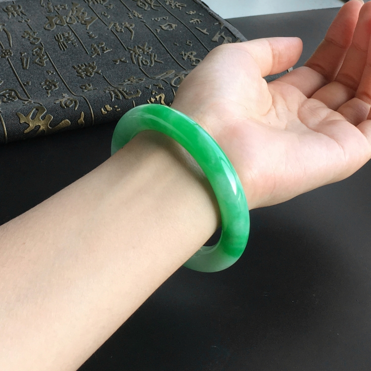 (超值推荐)糯冰种飘翠圆条手镯(56.5mm)