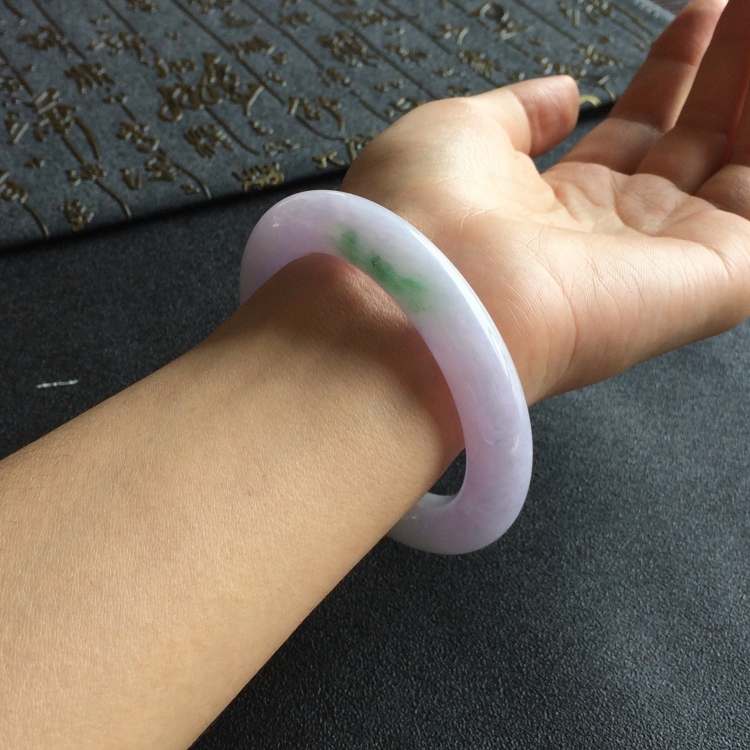 (超值推荐)糯冰种春带彩圆条手镯(54.8mm)