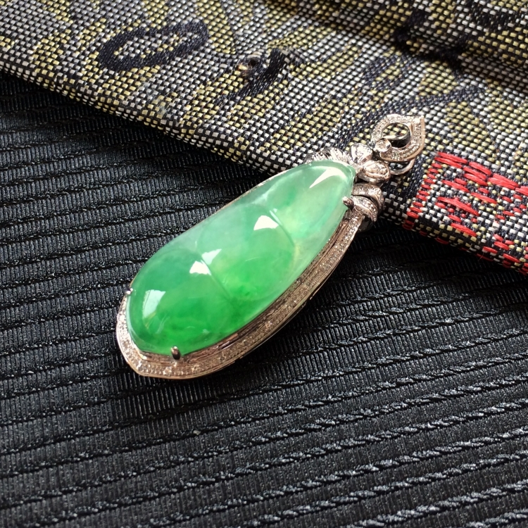 (超值推荐)冰种飘翠镶白金钻石四季豆胸坠