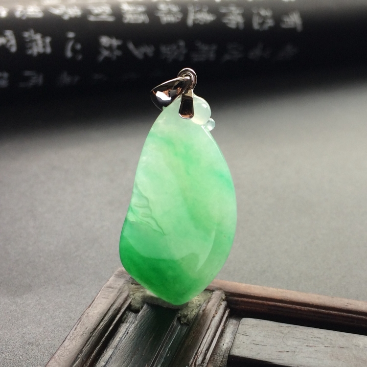 （超值推荐）糯冰种飘翠福瓜挂件（金扣）