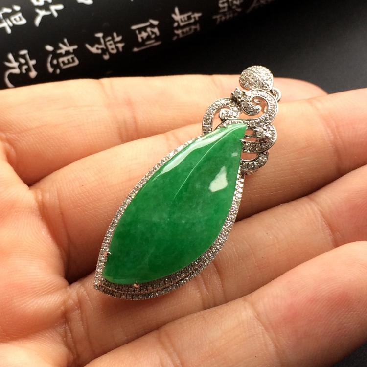 （超值推荐）糯冰种翠色镶白金钻石福瓜胸坠