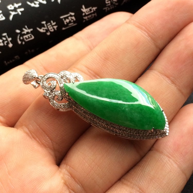 （超值推荐）糯冰种翠色镶白金钻石福瓜胸坠