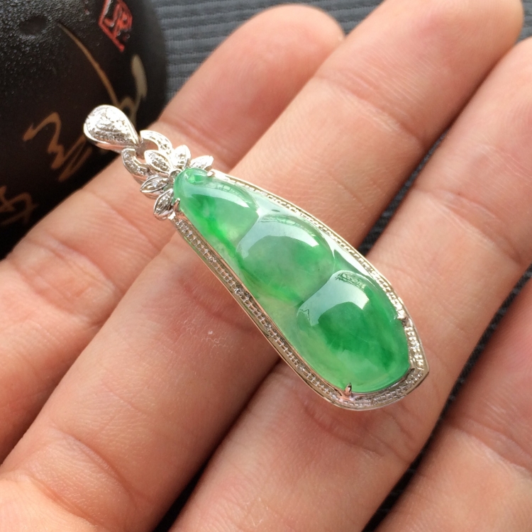 (超值推荐)冰种飘绿花镶白金钻石四季豆胸坠