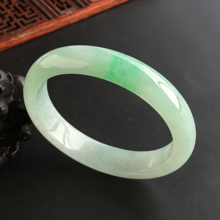 (超值推荐)糯冰种飘翠贵妃镯(55.6mm-49.5mm)