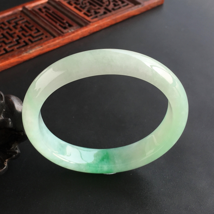 (超值推荐)糯冰种飘翠贵妃镯(55.6mm-49.5mm)