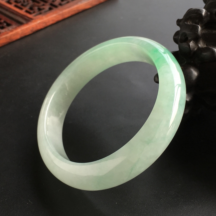 (超值推荐)糯冰种飘翠贵妃镯(55.6mm-49.5mm)