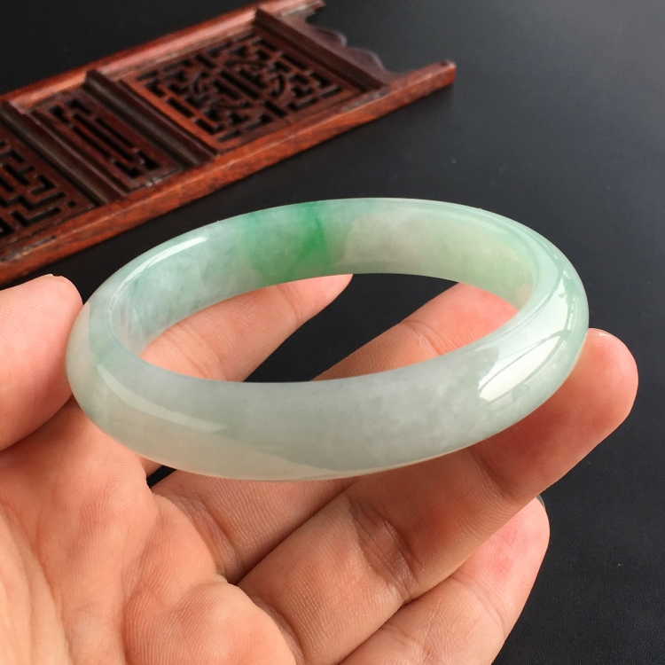 (超值推荐)糯冰种飘翠贵妃镯(55.6mm-49.5mm)