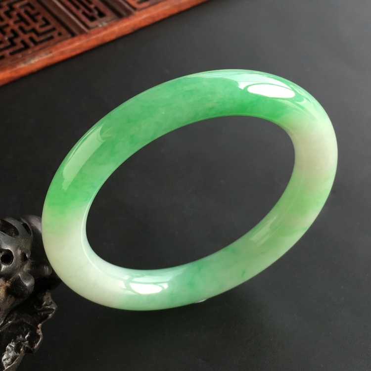 (超值推荐)糯冰种豆绿圆条手镯(58.6mm)